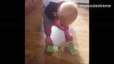 رد فعل طفل سرق نقود من والدته (فيديو)