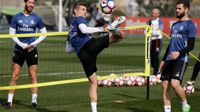 بالصور.. لاعبو ريـال مدريد يواصلون تدريباتهم استعدادا لمواجهة ألافيس