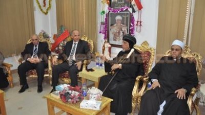 بالصور.. محافظ الوادي الجديد يهنئ الأقباط بعيد القيامة