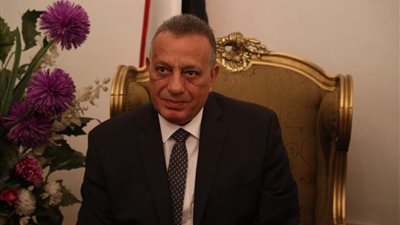 أطفال نزلة الشوبك يزفون محافظ الجيزة عقب وصوله للاحتفال بالعيد القومي