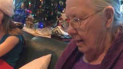 رد فعل امرأة عجوز حصلت على هدية لا تريدها (فيديو)