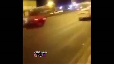 لحظة انقلاب سيارة على طريق سريع (فيديو)