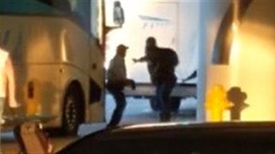 خناقة بالأيدي بين سائح وسائق حافلة بمطار (فيديو)