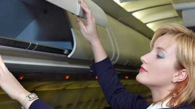 8 مهام شاقة للمضيفة.. أهمها تجهيز كابينة الطائرة للإقلاع