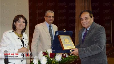 بالصور.. وزير البحث العلمي يكرم علماء 