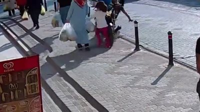 دراجة نارية تطيح بطفلة ورجل وأم وصغيرها دفعة واحدة (فيديو)