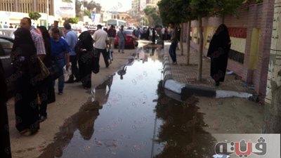 بالصور.. كسر ماسورة مياه أمام لجان مجمع مدارس آداب في المنصورة