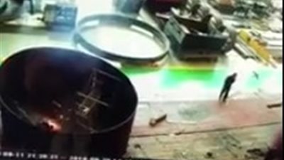 لحظة احتراق عامل أمام زميله وتجاهل الأخير له (فيديو)