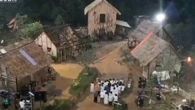 لحظة اشتعال النيران في الممثلين خلال تصوير مشهد (فيديو)