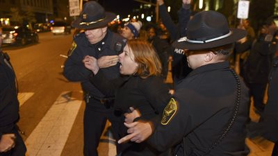 20 صورة ترصد مشاهد الفوضى في أمريكا اعتراضا على فوز ترامب