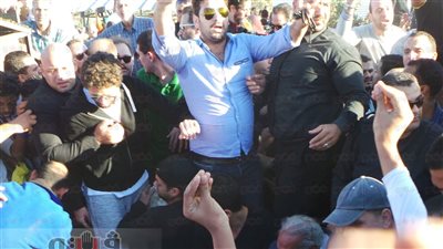 بالصور.. إغماء محمد عبد العزيز عقب دفن والده بمقابر الإسكندرية