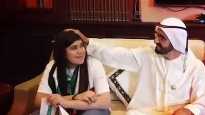 محمد بن راشد يكرم فتاة عراقية قبَّلت العلم الإماراتي (فيديو)