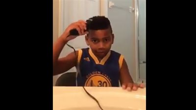 بالفيديو.. رد فعل طفل حلق شعره بطريقة صادمة