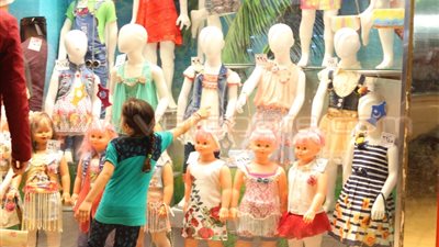 بالصور.. بهجة ملابس العيد للكبار والصغار