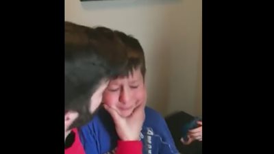 بالفيديو.. رد فعل غير متوقع لطفل رفض شقيقه خلع «سنة»