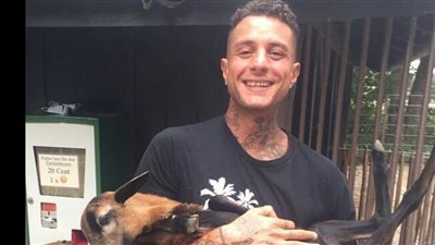 أحمد الفيشاوي حاملا كنغر: علاقة صداقة جديدة في حديقة الحيوان