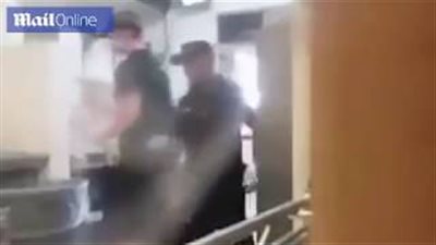 بالفيديو.. مدير «Subway» يلتقط خبزا من الزبالة ويقدمه لزبون
