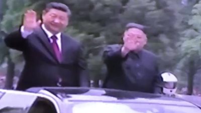 زعيم كوريا الشمالية يتجول بسيارة مرسيدس مع رئيس الصين (فيديو)
