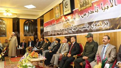بالصور.. محافظ بورسعيد يهنئ الاقباط بعيد القيامة