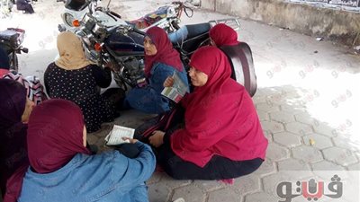 7 مشاهد في اليوم الثالث من امتحانات الثانوية.. إغماءات بين الطلاب بسبب التوتر والحر.. كتابة الطلاب على أيديهم.. أولياء الأمور يحتمون بالمراوح الورقية.. و«شاومينج» يزعم التسريب