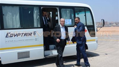 بالصور..وزير الطيران يتفقد مطار القاهرة استعدادا لافتتاح قناة السويس