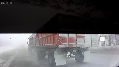 لحظة انقسام شاحنة لنصفين على طريق جليدي (فيديو)