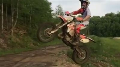 بالفيديو.. قائد دراجة نارية يتعرض لسقوط مروع