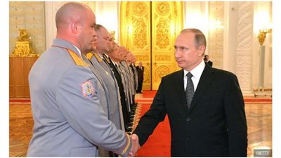 صحيفة بريطانية: بوتين مصاب بالبارانويا ويشكل جيشًا خاصًا لحمايته