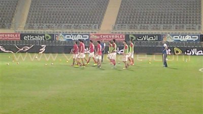 بالصور.. الأهلي يجري عملية الإحماء قبل مواجهة دجلة