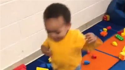 رجل يرصد رد فعل طفله في كل مرة يصطحبه من الحضانة (فيديو)