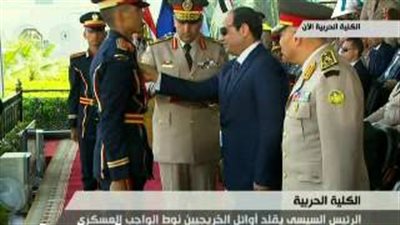بالفيديو.. السيسي يكرم أوائل 