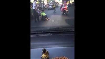 بالفيديو.. خناقة بالأيدي بين راكب دراجة وسائق سيارة مرسيدس
