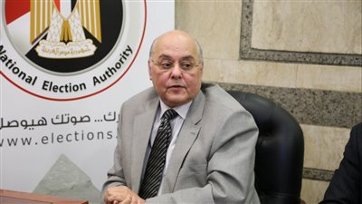 لحظة توقيع موسى مصطفى المرشح المحتمل على الإقرارات الخاصة بالانتخابات