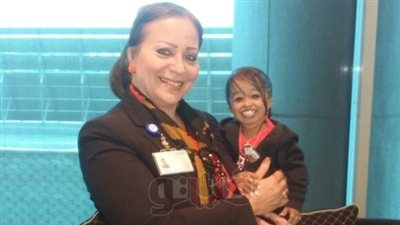 أقصر سيدة في العالم تغادر مطار القاهرة بعد الترويج للسياحة المصرية