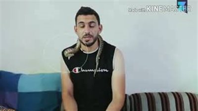 بالفيديو.. لحظة تعرض خبير للدغة أفعى سامة في لقاء تليفزيوني