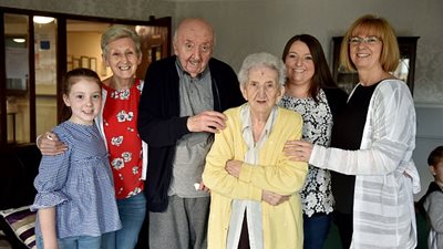 بالصور.. امرأة تعيش مع ابنها البكر في دار مسنين