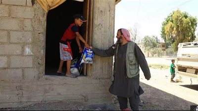 بالصور.. «داعش» يوزع هدايا بمناسبة عيد الفطر