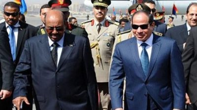 السيسي يستقبل البشير بمطار القاهرة