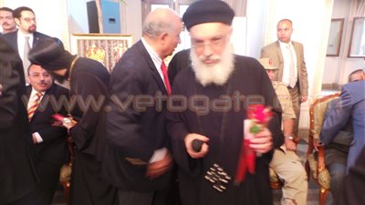 بالصور.. القيادات الأمنية بالإسكندرية توزع الورود على الأقباط