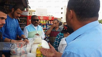 بالصور.. خضير والشربيني يتابعان صرف السلع التموينية ببورفؤاد