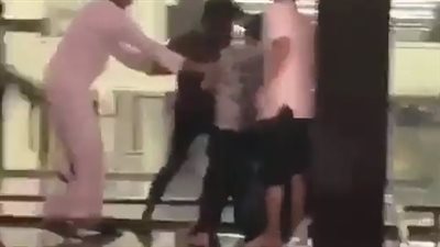 بالفيديو.. سعودي يعتدي على شاب وأمه