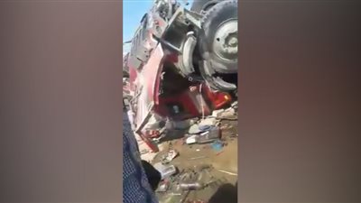 رفع آثار حادث تصادم سيارتين وانقلاب إحداهما في مصرف القلعة (فيديو)