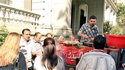 أكلات مصرية عشقها الأجانب.. الملوخية بالأرانب تجذب القنصل الروسي.. «أم علي» تحسن مزاج الرئيس الجابوني.. الفول يجبر «جون كاسن» على الاستعانة بعربة في السفارة.. و«جان كلود»