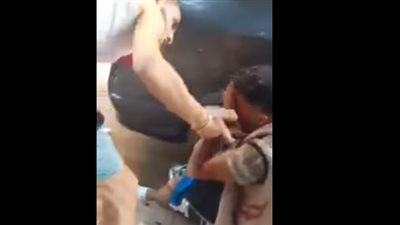 شاهد.. ماذا فعل المارة مع لص يسير بسيف في وضح النهار