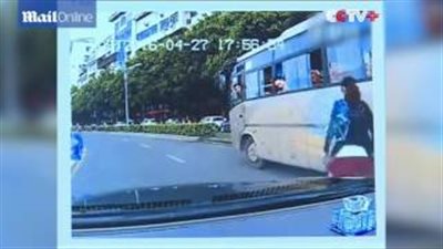 بالفيديو والصور.. لحظة سقوط طفلة من نافذة حافلة متحركة