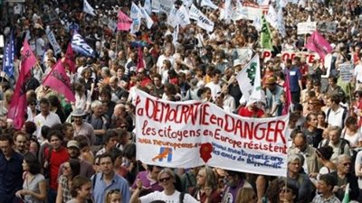 محتجون في باريس يحثون اليونانيين على رفض خطة التقشف في استفتاء الأحد