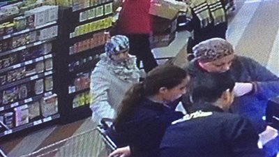 لحظة سرقة هاتف من امرأة أثناء تسوقها بسوبر ماركت (فيديو)