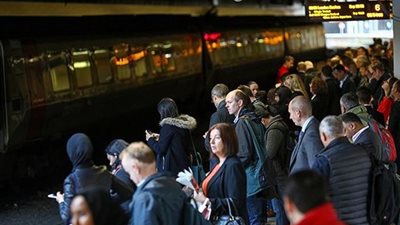 بريطانيا تدرس منح ركاب القطارات المتأخرة تعويضات مالية