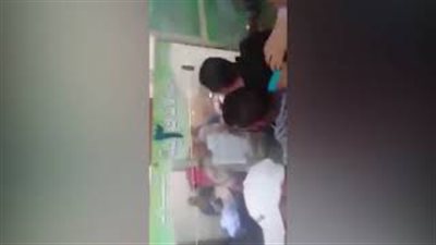 بالفيديو.. مشاجرة بالأيدي بين موظفي مكتب بريد ومواطنين بالسويس