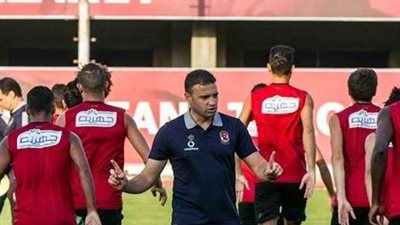 الشعلالي يقود التدريبات البدنية للاعبي الأهلي